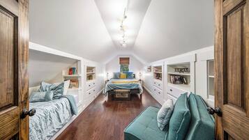 4 Schlafzimmer, Schreibtisch, Bügeleisen/Bügelbrett, Reisekinderbett