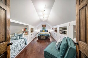 4 Schlafzimmer, Schreibtisch, Bügeleisen/Bügelbrett, Reisekinderbett