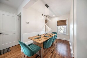 Dining - 2025 Modern Reno | Walk Downtown | Parkside City View | Treehouse at Tree Town (Ann Arbor)