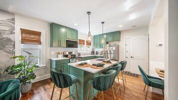 Jääkaappi, mikroaaltouuni, uuni, liesi