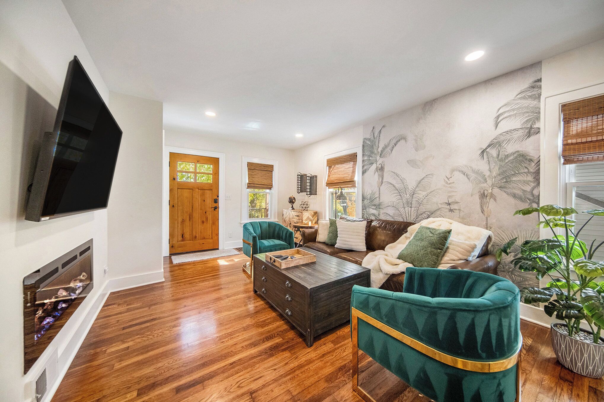 Smart TV, chimenea, libros, oficina