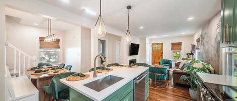 ثلاجة، ميكروويف، فرن، موقد طهي مسطح