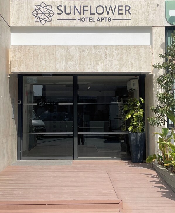L’entrée d’un hôtel, dotée d’un design moderne, d’un logo et d’une plaque signalétique.