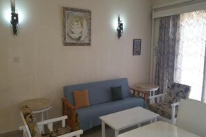 Living room - Sunflower Hotel Apartments, Larnaca (Larnaca)