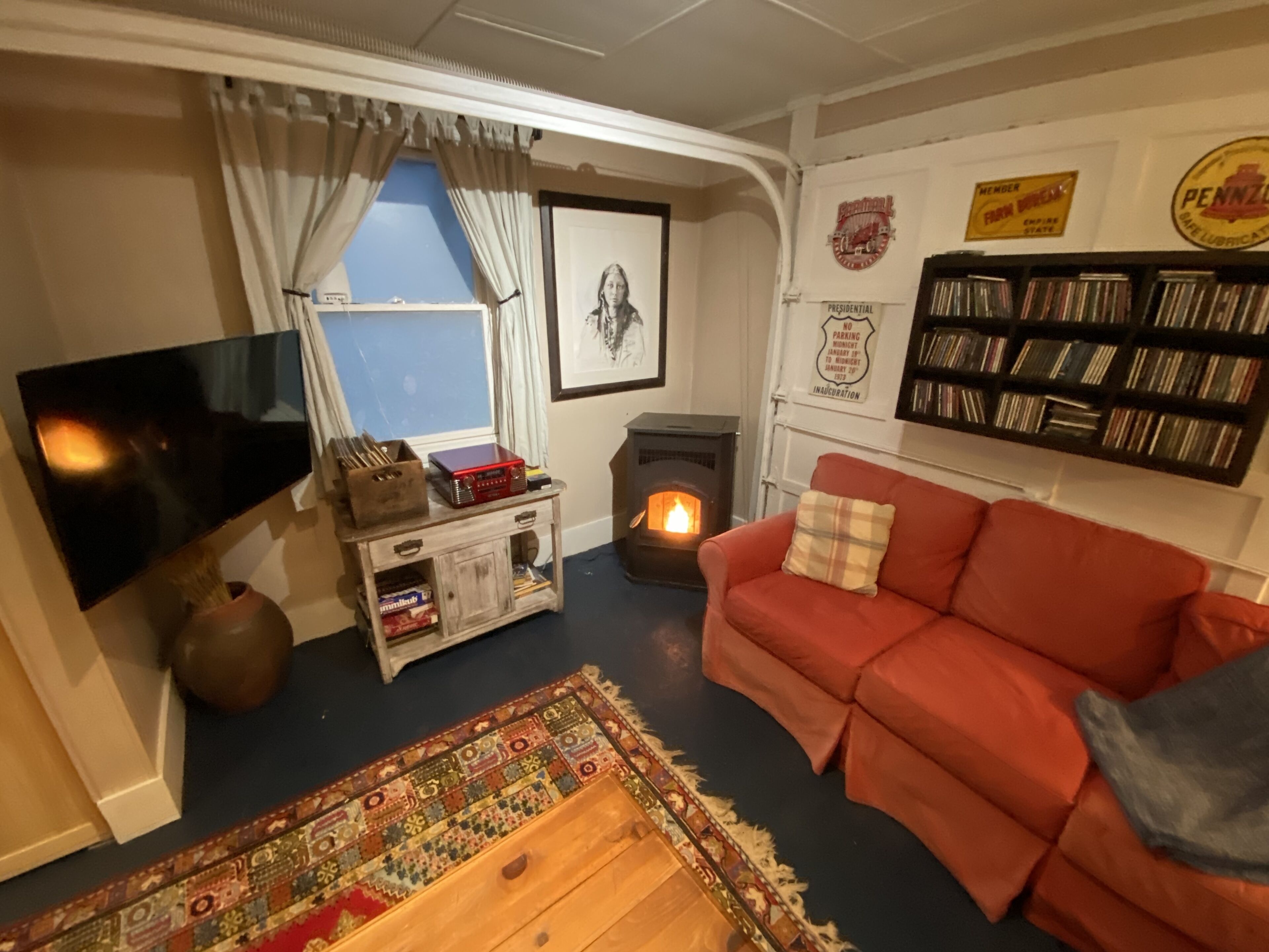 Cozy Countryside Barn/Garage Loft w Spa/Enclosed Yard/Fire Pit/Pellet Stove