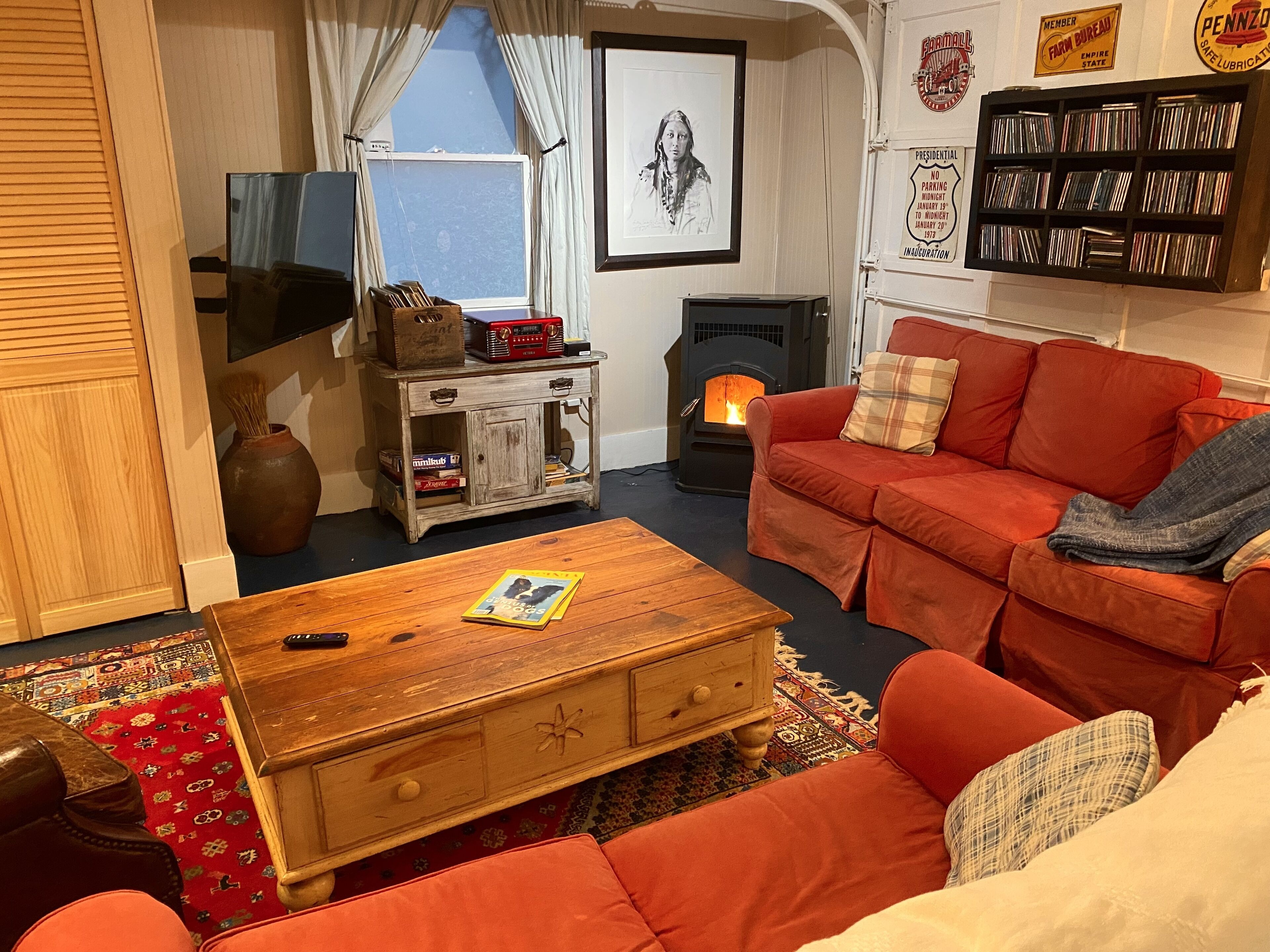 Cozy Countryside Barn/Garage Loft w Spa/Enclosed Yard/Fire Pit/Pellet Stove