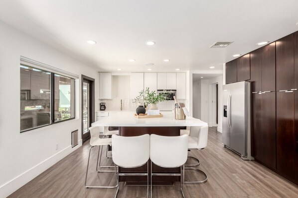 Refrigerador, microondas, horno y parrilla de estufa