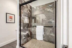 Bathtub, hair dryer - Phoenician Golf, Heated Pool, Contemporary, 11 Beds (Scottsdale)