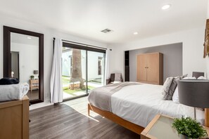 7 bedrooms, desk, iron/ironing board, travel cot