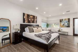 7 habitaciones, escritorio y tabla de planchar con plancha