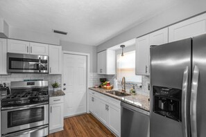 Refrigerador, microondas, horno y parrilla de estufa 