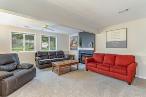 Smart TV, fireplace, video games, DVD player - Beautiful home, quiet neighborhood w hot tub. Close to shopping, beach & trails. (Holland)