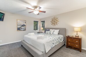 4 bedrooms, iron/ironing board, travel crib, free WiFi - Beautiful home, quiet neighborhood w hot tub. Close to shopping, beach & trails. (Holland)