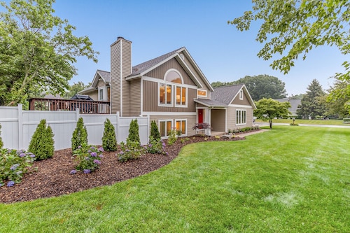 Beautiful home, quiet neighborhood w hot tub. Close to shopping, beach & trails.