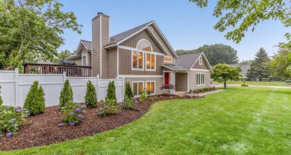 Beautiful home, quiet neighborhood w hot tub. Close to shopping, beach & trails.