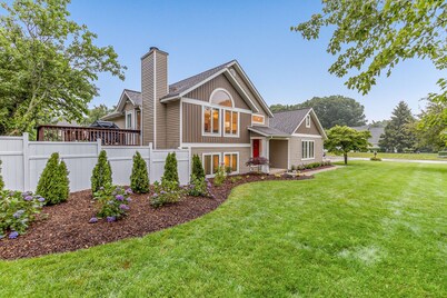 Beautiful home, quiet neighborhood w hot tub. Close to shopping, beach & trails.