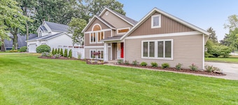 Beautiful home, quiet neighborhood w hot tub. Close to shopping, beach & trails.