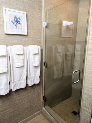 Badewanne, Haartrockner, Handtücher