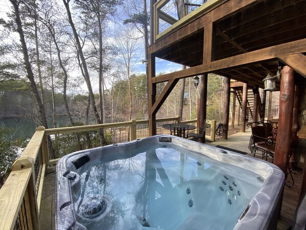 Outdoor spa tub - LAKEFRONT 3BR, PET FRIENDLY, HOT TUB, FIREPIT, OUTDOOR BAR, DOCKS, FISHING. FUN! (Morganton)