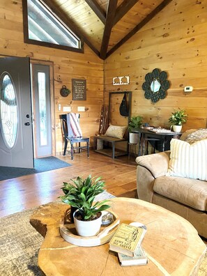 Interior - LAKEFRONT 3BR, PET FRIENDLY, HOT TUB, FIREPIT, OUTDOOR BAR, DOCKS, FISHING. FUN! (Morganton)