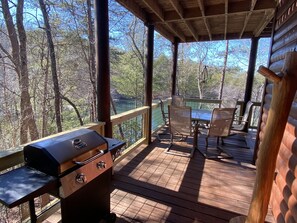 Outdoor dining - LAKEFRONT 3BR, PET FRIENDLY, HOT TUB, FIREPIT, OUTDOOR BAR, DOCKS, FISHING. FUN! (Morganton)