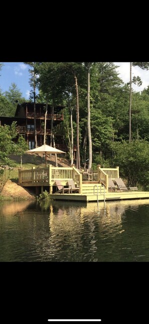 Exterior - LAKEFRONT 3BR, PET FRIENDLY, HOT TUB, FIREPIT, OUTDOOR BAR, DOCKS, FISHING. FUN! (Morganton)
