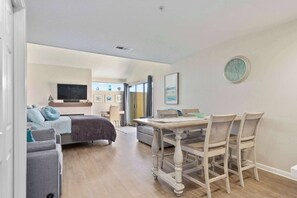 Tabla de planchar con plancha, wifi y ropa de cama 