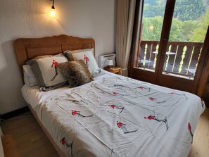 3 室のベッドルーム、旅行用ベビーベッド、WiFi (無料)、ベッドシーツ