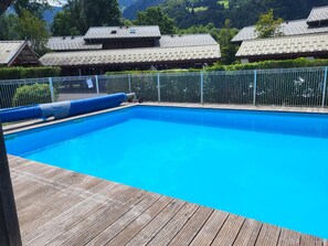 Indoor pool, outdoor pool - 3 bedroom chalet with shared swimming pool access, downstairs recently renovated (Samoëns)