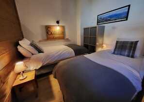 3 bedrooms, travel crib, free WiFi, bed sheets - 3 bedroom chalet with shared swimming pool access, downstairs recently renovated (Samoëns)
