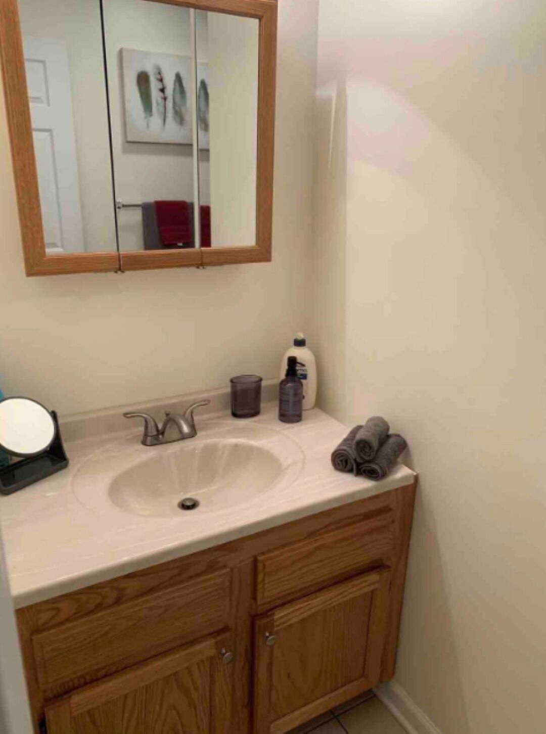 Douche, sèche-cheveux, serviettes fournies, savon