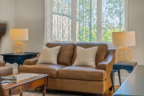 Smart-TV, Bücher, Musikbibliothek, Stereoanlage