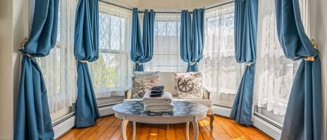 Een smart-tv, boeken, een muziekbibliotheek en een stereo