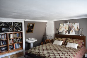 5 bedrooms, iron/ironing board, travel crib, free WiFi
