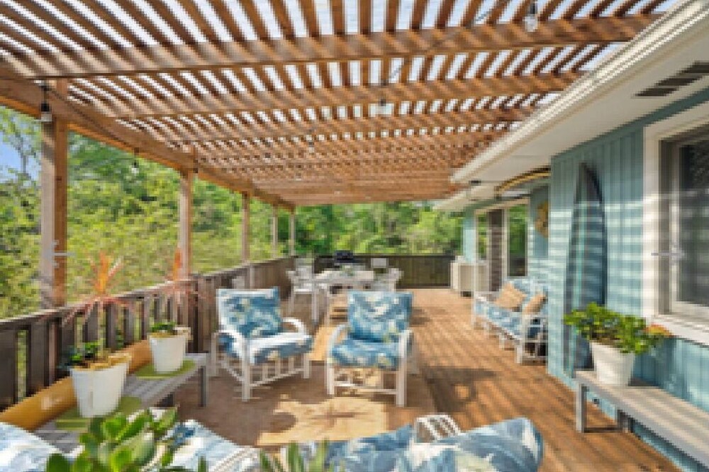 Perfect fall winter escape, hot tub under the stars, walking distance to beach.
