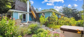 Cozy sun drenched beach cottage private beach, walk to town, hot tub