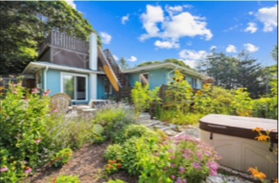 Cozy sun drenched beach cottage private beach, walk to town, hot tub