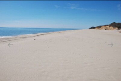 Cozy sun drenched beach cottage private beach, walk to town, hot tub