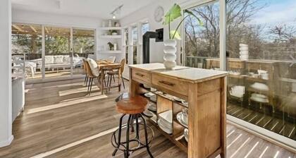 Cozy sun drenched beach cottage private beach, walk to town, hot tub
