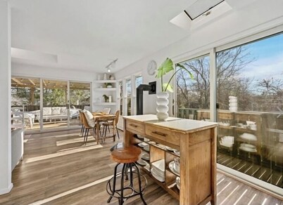 Cozy sun drenched beach cottage private beach, walk to town, hot tub