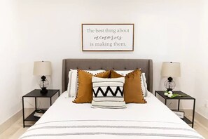 3 habitaciones, tabla de planchar con plancha y cuna de viaje