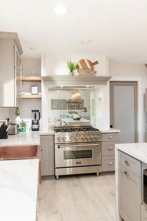 Fridge, microwave, oven, stovetop - Old Town Home w/ Heated Pool ✴ Arcade ✴ Fire Pit (Scottsdale)