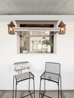 Unclassified image, 4 of 32, button