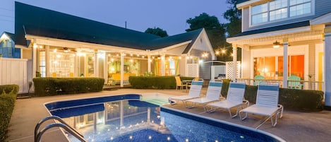 Una piscina al aire libre, una piscina climatizada