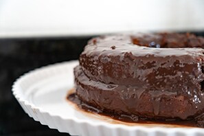 En chokoladedessert på en hvid tallerken.