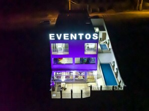 Fassade der Unterkunft – Abend/Nacht