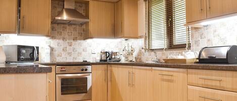 Dishwasher, cookware/dishes/utensils, freezer