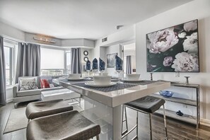 Dining - Beautiful Apt. in Heart of Yorkville (Toronto)