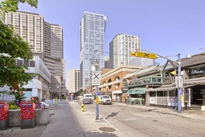 Exterior - Beautiful Apt. in Heart of Yorkville (Toronto)
