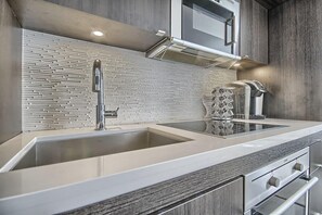 Fridge, microwave, stovetop, dishwasher
